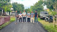 Anggota DPRK Banda Aceh, Faisal Ridha dan perangkat desa saat meninjau pembangunan jalan di Dusun Cempaka, Gampong Lamteumen Timur, Kecamatan Jaya Baru, Banda Aceh, Sabtu (23/8/2025).