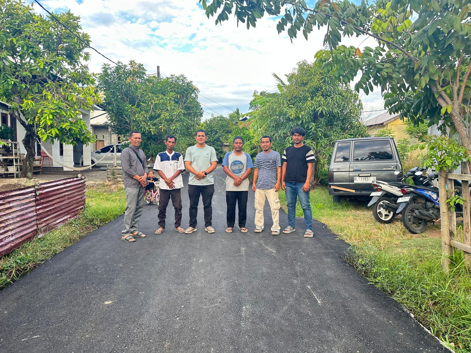 Anggota DPRK Banda Aceh, Faisal Ridha dan perangkat desa saat meninjau pembangunan jalan di Dusun Cempaka, Gampong Lamteumen Timur, Kecamatan Jaya Baru, Banda Aceh, Sabtu (23/8/2025).