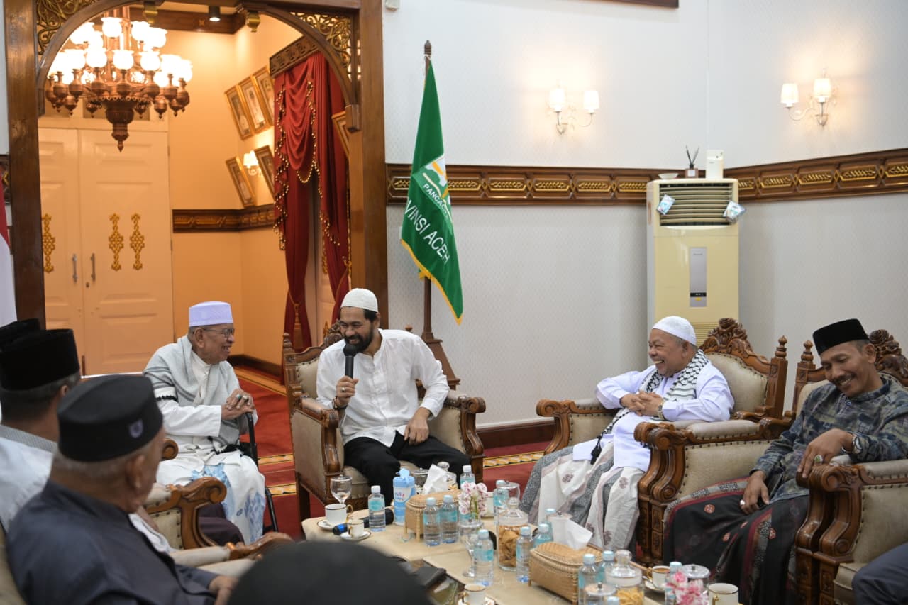 Gubernur Aceh, Muzakkir Manaf Menerima Kunjungan Silaturrahmi Ulama MUNA di pendopo Gubernur Aceh Banda Aceh, 23/8/2025