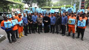 Illiza Serahkan Zakat Baitul Mal kepada Petugas Harian Lepas Kebersihan