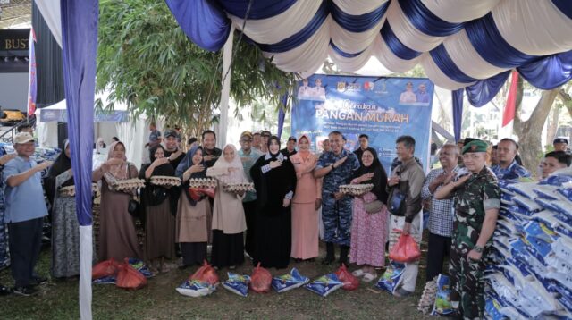 Illiza Buka Pasar Murah HUT ke-80 TNI AU di Taman Bustanussalatin