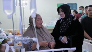 Illiza Besuk Korban Ledakan KMP Aceh Hebat 2 di RSUZA