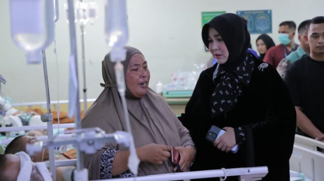 Illiza Besuk Korban Ledakan KMP Aceh Hebat 2 di RSUZA Illiza Besuk Korban Ledakan KMP Aceh Hebat 2 di RSUZA