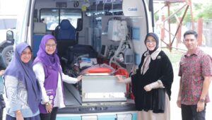 Illiza Serahkan dan Peusijuek Ambulans Puskesmas Keliling di Posyandu Alue Naga