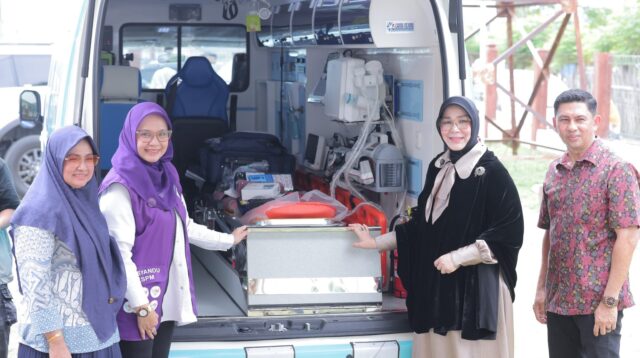 Illiza Serahkan dan Peusijuek Ambulans Puskesmas Keliling di Posyandu Alue Naga