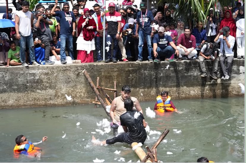 Wali Kota Banda Aceh Pimpin Perlombaan Pukul Bantal Sambut HUT RI