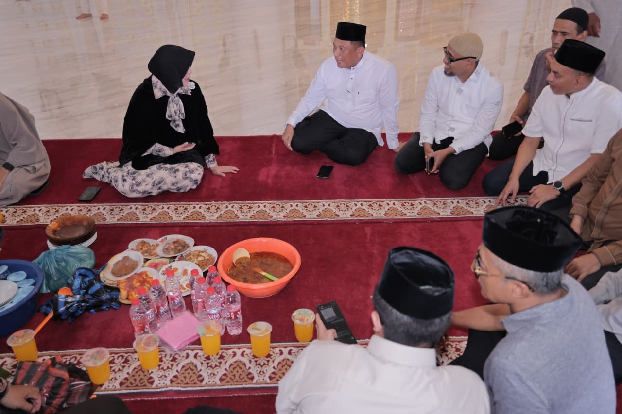 Camat Lueng Bata Serahkan Santunan untuk 176 Anak Yatim pada Perayaan Maulid Nabi