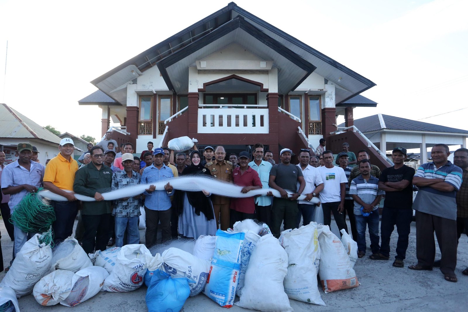 Wali Kota Banda Aceh Serahkan 840 Jaring Laut untuk Nelayan Tradisional